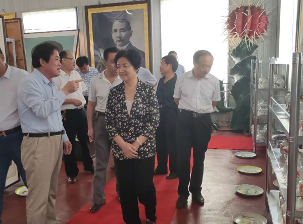 新泰市人大曲主席率二十多位人大代表到中玻公司参观白求恩主题纪念馆